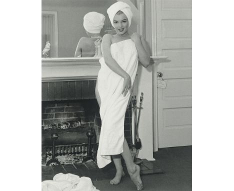 André de Dienes (Torja 1913 – 1985 Hollywood). Marilyn Monroe mit einem Handtuch am Kamin, Bel Air Hotel, Beverly Hills. 1953
