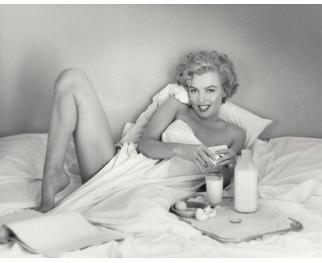 André de Dienes (Torja 1913 – 1985 Hollywood). Frühstück im Bett, Marilyn Monroe im Bel Air Hotel, Beverly Hills. 1953Posthum
