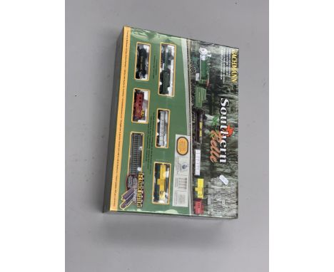 N gauge. Bachmann 24019 Southern Belle train set, to include: 0-6-0 SR green locomotive; four coaches; track; etc. Boxed and 