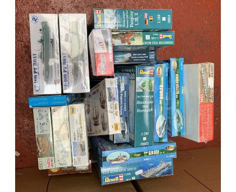 19 x plastic model kits by Revell, Mirage, Minicraft and similar, all boats and ships, mostly 1:350 or 1:700 scale.  Boxed, u