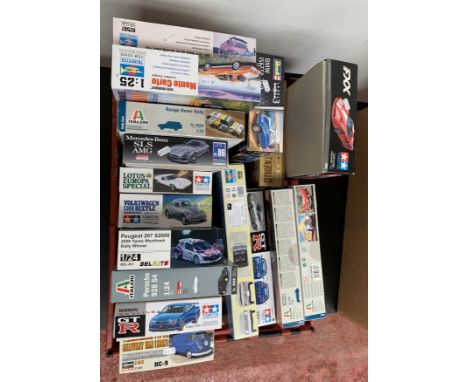 17 x plastic model kits, all cars, 1:24 and 1:25 scale, by Trumpeter, Italeri and similar. Boxed, unstarted and complete.