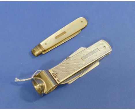 A silver Cigar Cutter / Pen Knife, hallmarked Birmingham, 1967, with engine-turned decoration and steel blade, 3¼in (8.25cm) 