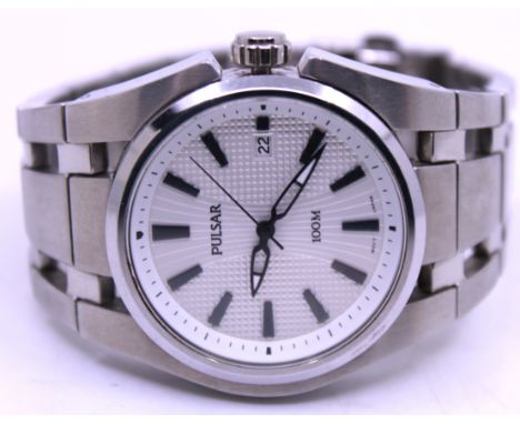 Men's Pulsar Quartz Watch. Boxed.  The watch round face measures approx. 38mm width x 38mm height.  The watch has a date disp