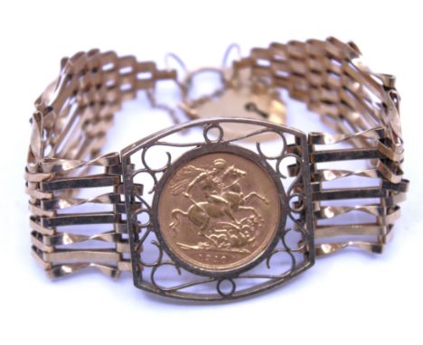 Mounted 1910 Sovereign on 9ct Gold Gate Bracelet with Padlock & Safety Chain.  The gate bracelet is hallmarked "375" for 9ct 