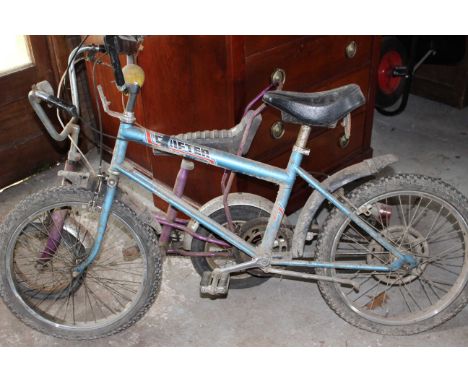 3 x Vintage Childrens pushbikes and 1 x Childrens scooter, to include 1 x Raleigh Budgie and 1 x Raleigh Grifter.  These bike