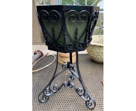 Metal/plastic planter