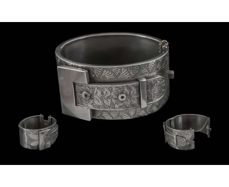 Vintage Silver Buckle Bangle with Safety Chain. Approx Weight 48 grams. Fully Hallmarked for 925 Silver. Approx Size 6.5 by 5