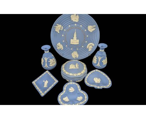 Collection of Wedgwood, comprising a lidded trinket box, pin dishes, specimen vases, and a boxed American Independence Bicent