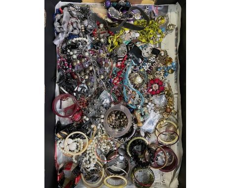 Large Collection of Vintage Costume Jewellery, comprising beads, bangles, bracelets, pearls, pendants, brooches, chains, stat