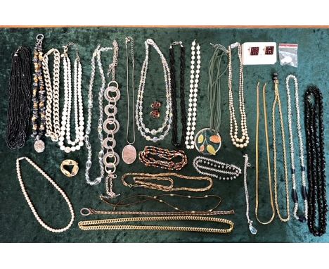 Box of Quality Vintage Costume Jewellery, including necklaces, chains, pearls, beads, bracelets, earrings, brooches, rings, e