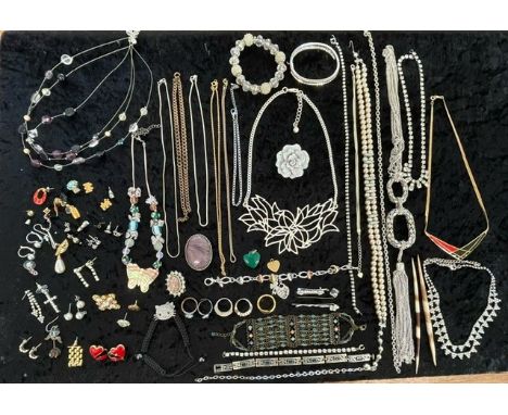 Box of Quality Vintage Costume Jewellery, including necklaces, chains, pearls, beads, bracelets, earrings, brooches, rings, e
