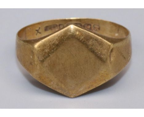9ct yellow gold square faced signet ring, size R, 1.9g 