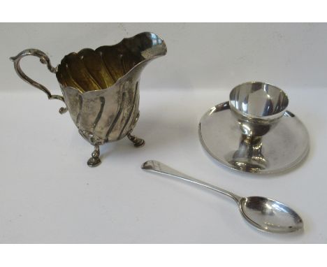 A silver egg cup, together with a silver jug and a silver spoon, weight 6oz