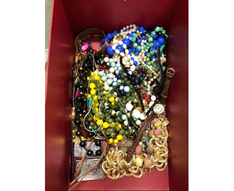 A VINTAGE PARKER PEN, WATCHES, ZIPPO LIGHTERS AND VARIOUS COSTUME JEWELLERY. 