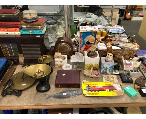 A BAKELITE CASED RADIO, VARIOUS SCALES, ENID BLYTON AND OTHER BOOKS, A CLOCK, CUFFLINKS AND DECORATIVE CERAMICS