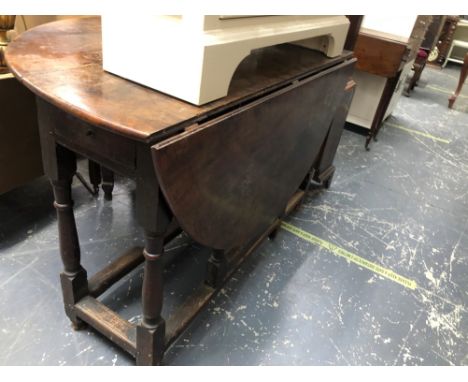 A LARGE EARLY 18th CENTURY OAK GATE LEG DROP LEAF DINING TABLE 