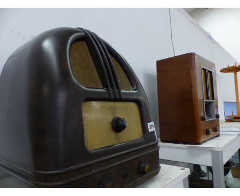 A VINTAGE BAKELITE RADIO AND A GEC WALNUT CASE RADIO. 