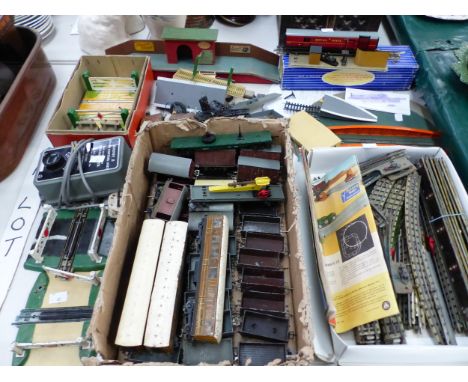 A QUANTITY OF VINTAGE HORNBY MODEL RAILWAY ETC 