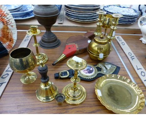 A SMALL COLLECTION OF VINTAGE BRASS WARES 