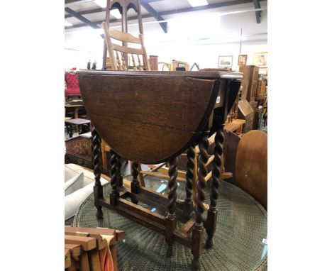 A SMALL OAK GATE LEG TABLE