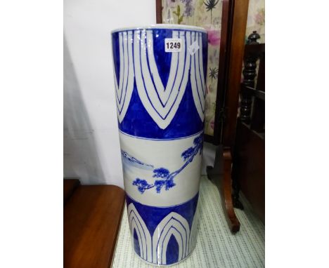 A VINTAGE ORIENTAL BLUE AND WHITE POTTERY STICK STAND 