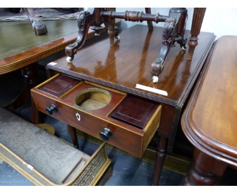 A GEORGIAN MAHOGANY PEMBROKE TEA TABLE WITH FITTED CADDY DRAWER IN THE MANNER OF GILLOWS. 72 x 93 x 62 cm (CLOSED)