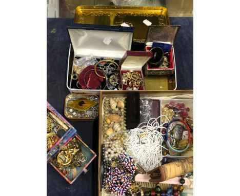 A COLLECTION OF VINTAGE AND MODERN COSTUME JEWELLERY TO INCLUDE SILVER EXAMPLES, RINGS, CHARMS ETC.