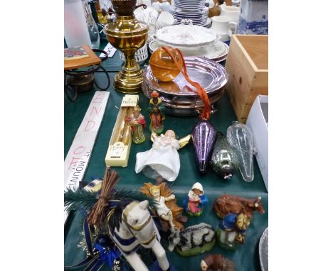 A PAIR OF SILVER PLATED WARMING DISHES, A MAUCHLIN WARE TREEN STRING BOX, A BRASS AND GLASS FIRE SCREEN AND VARIOUS XMAS DECO