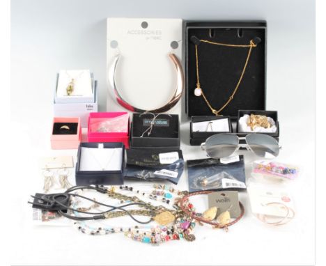 A collection of jewellery, to include a childs diamond signet ring, stamped 9ct, a Butler &amp; Wilson skull pendant with cha