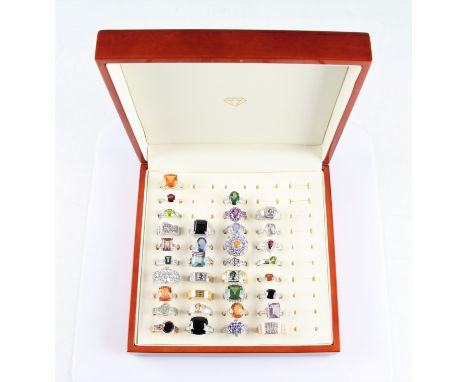 A lot of 34 gemstone set rings, to include sapphire, topaz, quartz, tanzanite, amethyst, fluorite, spinel, fire opal and aqua