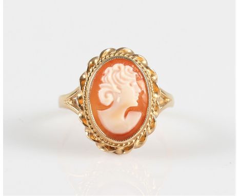 A hallmarked 9ct yellow gold cameo ring, set with an oval cameo depicting a lady's portrait in profile, surrounded by a rope 