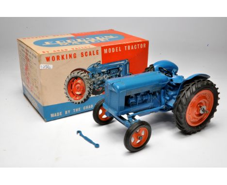 Tracteur Fordson Dexta 1960 Miniature 1/32 Universal Hobbies - Modèle Bleu - UH6270 Neuf Tracteur Fordson Dexta 1960 Miniature 1/32 Universal Hobbies - Modèle Bleu - UH6270 Neuf