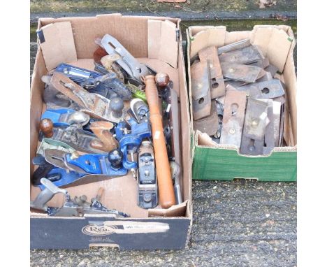 A collection of vintage hand tools and blades, to include woodworking planes