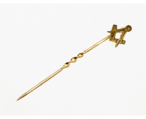 A 9ct gold Masonic stick pin, with the Masonic emblem to top, on a three twist pin, 4cm high, 0.6g.