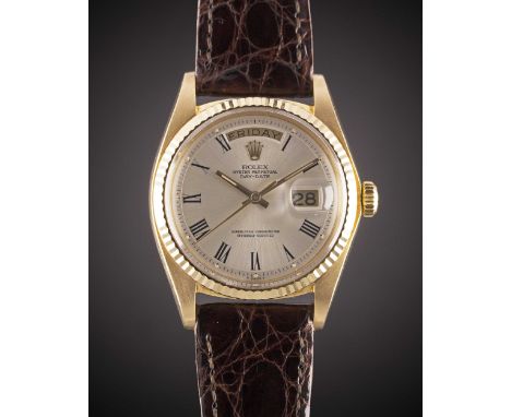 A GENTLEMAN'S 18K SOLID YELLOW GOLD ROLEX OYSTER PERPETUAL DAY DATE WRIST WATCHCIRCA 1974, REF. 1803 WITH SILVER SUNBURST "BU