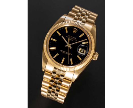A FINE GENTLEMAN'S SIZE 18K SOLID YELLOW GOLD ROLEX OYSTER PERPETUAL DATE BRACELET WATCHCIRCA 1979, REF. 1503 WITH GLOSS BLAC