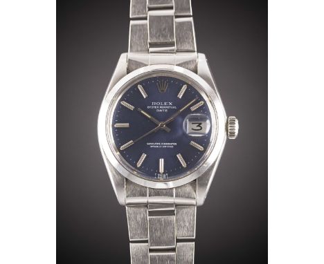 A GENTLEMAN'S STAINLESS STEEL ROLEX OYSTER PERPETUAL DATE BRACELET WATCHCIRCA 1974, REF. 1500 WITH BLUE DIALMovement: 26J, au
