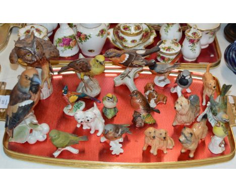 TRAY CONTAINING VARIOUS GOEBEL &amp; BESWICK BIRD ORNAMENTS, VARIOUS BESWICK DOG ORNAMENTS ETC     