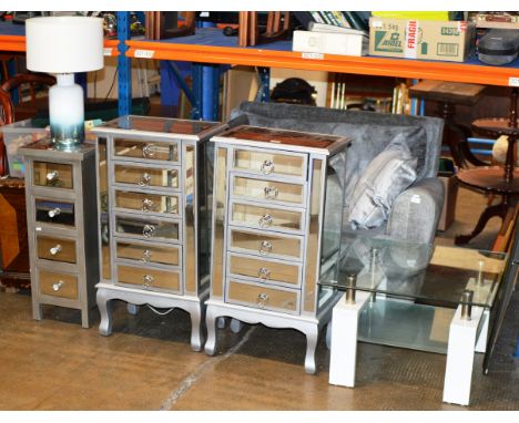 MODERN COFFEE TABLE, PAIR OF MIRRORED 6 DRAWER CHESTS, MIRRORED 4 DRAWER UNIT &amp; TABLE LAMP WITH SHADE     