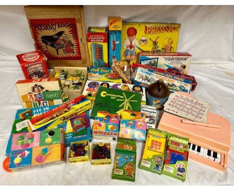 A collection toys and games to include Wizzers by Mattel, Telephone Money Box, Pixiano, Pocketeers, Automatic Chocolate Machi