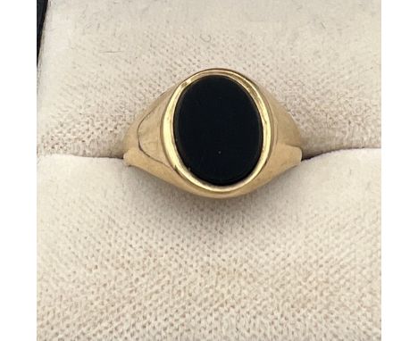 A 9 carat gold ring set with black onyx. Size J. Weight 2.1gm. 