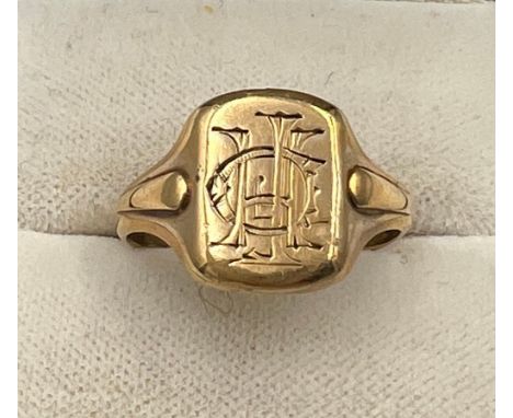 A 9 carat gold signet ring. Weight 3.9gm. Size P/Q. 
