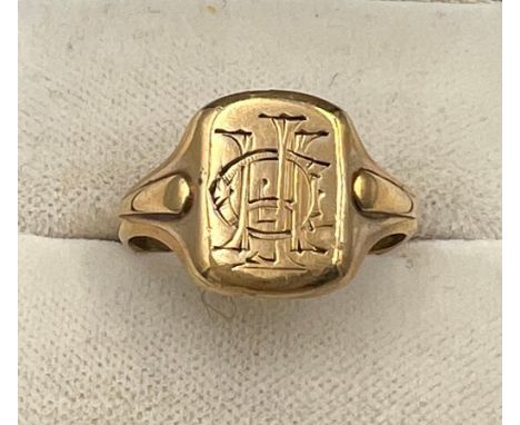 A 9 carat gold signet ring. Weight 3.9gm. Size P/Q. 