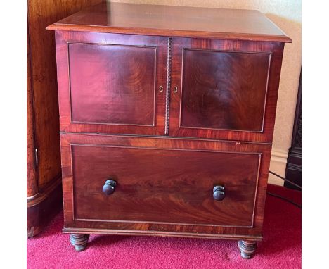 A 19thC mahogany commode with white ceramic pot to interior. 