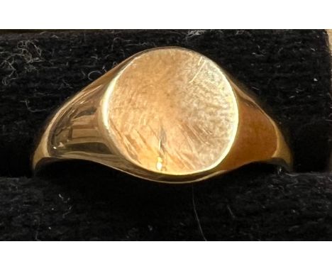 A 9 carat yellow gold signet ring, size L, weight 2.5gm. 