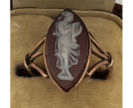 A shell cameo ring set in unmarked yellow metal. Size H, weight 2.6gm. 