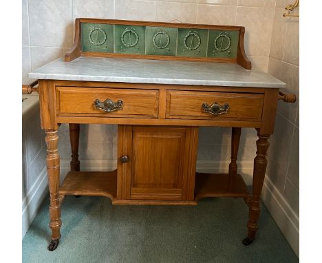A 19thC beech tile back wash stand with marble top and towel rails to the sides. 91cm h x 105cm w. 