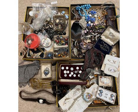 An interesting miscellany to include Victorian/Edwardian jewellery, chain mesh bag, collar studs, banded agate earrings, mise