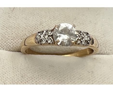 A nine carat gold gem set ring, size Q, weight 1.9gm. 