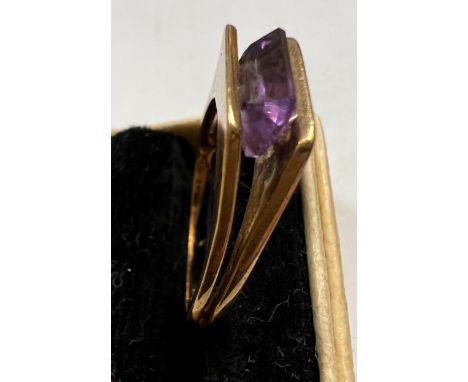 A 9 carat gold ring set with amethyst, size L, weight 2.7gm. 